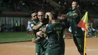 PS Tira merayakan gol ke gawang Bali United di Stadion Sultan Agung, Bantul, Senin (30/4/2018). (Bola.com/Ronald Seger Prabowo)