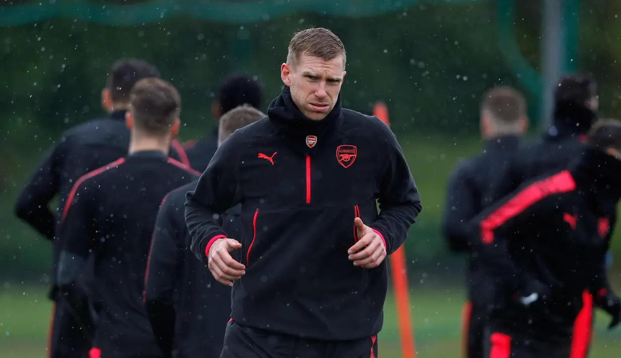 Bek Arsenal, Per Mertesacker  melakukan pemanasan saat mengikuti latihan di London Colney, Inggris (2/5). Arsenal akan bertanding melawan Atletico Madrid pada leg kedua babak semifinal Liga Europa di Wanda Metropolitano. (AFP Photo/Dennis Adrian)