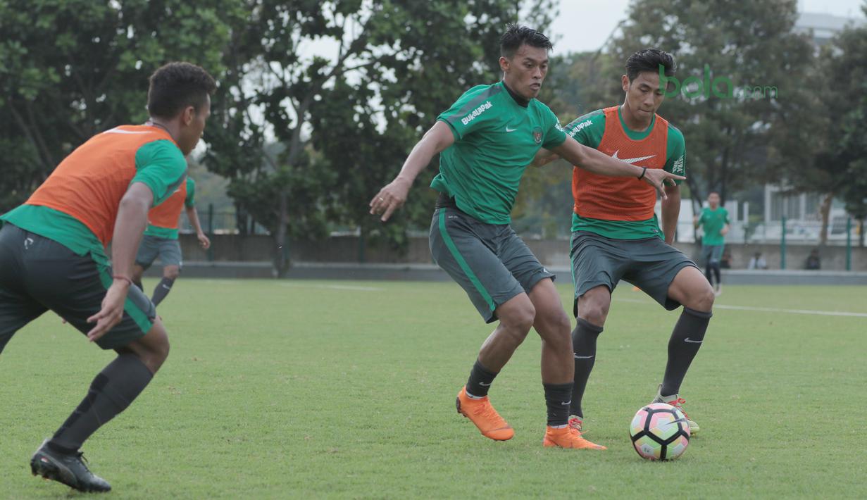 Aksi Penyerang Timnas Indonesia U-23, Lerby Eliandri (kanan) berusaha melewati rekannya saat berlatih di Lapangan ABC, Senayan,  (24/4/2018). Timnas akan mengikuti turnamen PSSI Anniversary 27 April-3 Mei 2018. (Bola.com/Nicklas Hanoatubun)