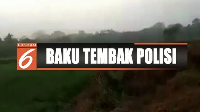 Polisi sempat kewalahan mengamankan warga sekitar yang panik saat melihat baku tembak tersebut.