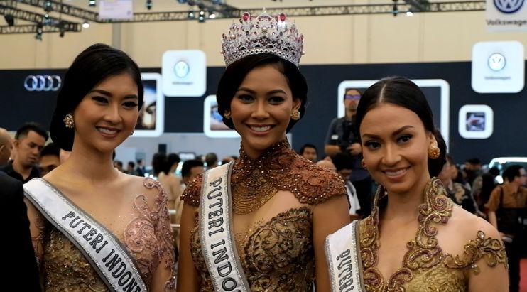 Puteri Indonesia turut meramaikan booth Lexus di GIIAS 2017. (Septian/Liputan6.com)