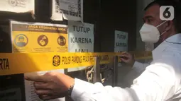 Petugas Sudin Parekraf Jakarta Barat bersama Satpol PP melakukan penyegelan Hotel Wisma Prima di Mangga Besar, Taman Sari, Jakarta Barat, Senin (31/5/2021). Izin usaha Hotel Wisma Prima dicabut dan ditutup secara permanen. (Liputan6.com/Herman Zakharia)