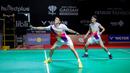 Pebulu tangkis ganda putra Indonesia, Raymond Indra/Nikolaus Joaquin berusaha mengembalikan kok ke arah pasangan Prancis, Eloi Adam/Leo Rossi dalam laga babak 32 besar Indonesia Masters 2026 di Istora, Senayan, Jakarta, Selasa (20/01/2026). (Bola.com/Bagaskara Lazuardi)
