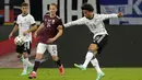 Gelandang Jerman, Leroy Sane (kanan) melepaskan tendangan ke gawang Latvia dalam laga uji coba menjelang Euro 2020 (Euro 2021) di Merkur Spiel Arena, Duesseldorf, Senin (7/6/2021). Jerman menang 7-1 atas Latvia. (AP/Martin Meissner)