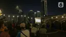 Pengunjung menyaksikan laga final leg pertama Piala AFF 2020 antara Indonesia melawan Thailand di salah satu kafe di Jakarta, Rabu (29/12/2021). Polda Metro Jaya mengizinkan pengelola kafe dan warga menggelar nonton bareng dengan tetap menerapkan protokol kesehatan (Liputan6.com/Faizal Fanani)