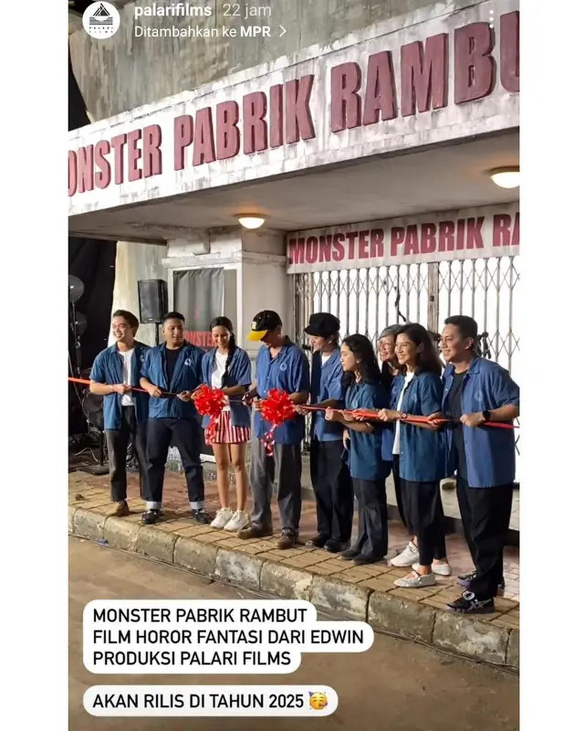 6 Potret Dian Sastrowardoyo Jadi Produser Eksekutif Film Monster Pabrik Rambut