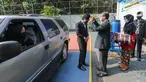 Kepala sekolah menyematkan medali kelulusan pada acara Wisuda Pelepasan Kelas XII di Madrasah Aliyah Annajah, Petukangan, Jakarta, Kamis (18/6/2020). Pandemi Covid-19, Madrasah Aliyah Annajah menerapkan Wisuda Drive Thru guna mencegah penyebaran virus Covid-19. (Liputan6.com/Fery Pradolo)