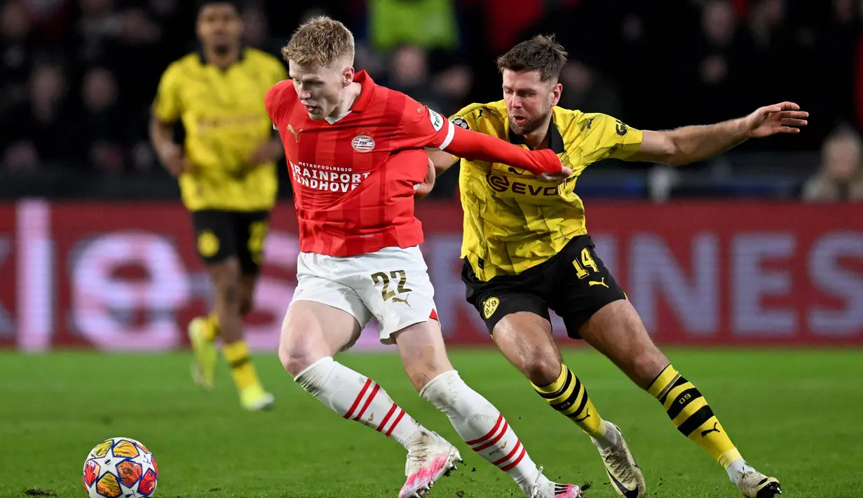 PSV Eindhoven dan Dortmund bermain sangat hati-hati dan sesekali saling mengancam zona pertahanan. (JOHN THYS/AFP)