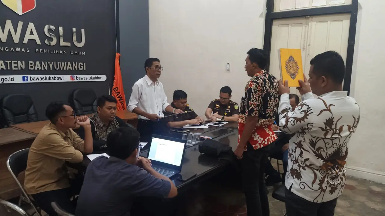 Kepala Desa Gintangan Banyuwangi Hardiyono diambil sumpahnya sebelum memberikan keterangan di Kantor Bawaslu Banyuwangi. (Istimewa)