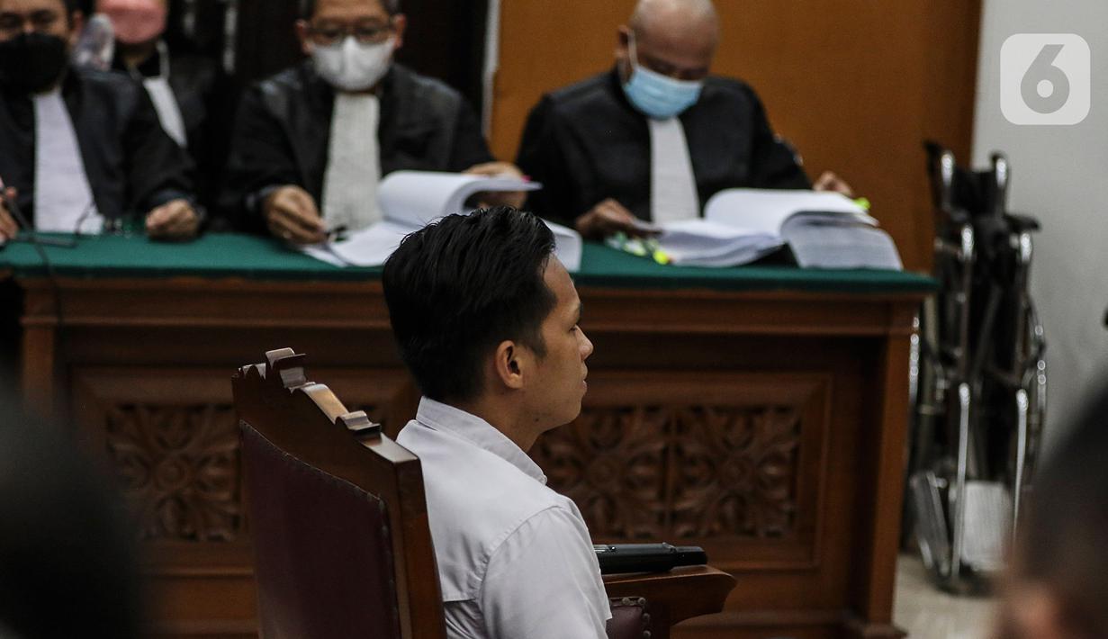 Terdakwa Richard Eliezer Pudihang Lumiu menjalani sidang lanjutan dalam kasus pembunuhan Brigadir Yosua Hutabarat di Pengadilan Negeri Jakarta Selatan, Rabu (18/1/2023).  Richard Eliezer didakwa bersama tiga orang lain, yakni Ferdy Sambo, Ricky Rizal, dan Kuat Ma’ruf dengan Pasal 340 KUHP jo Pasal 55 ayat (1) ke-1 KUHP subsider Pasal 338 KUHP jo Pasal 55 ayat (1) ke-1 KUHP. (Liputan6.com/Johan Tallo)