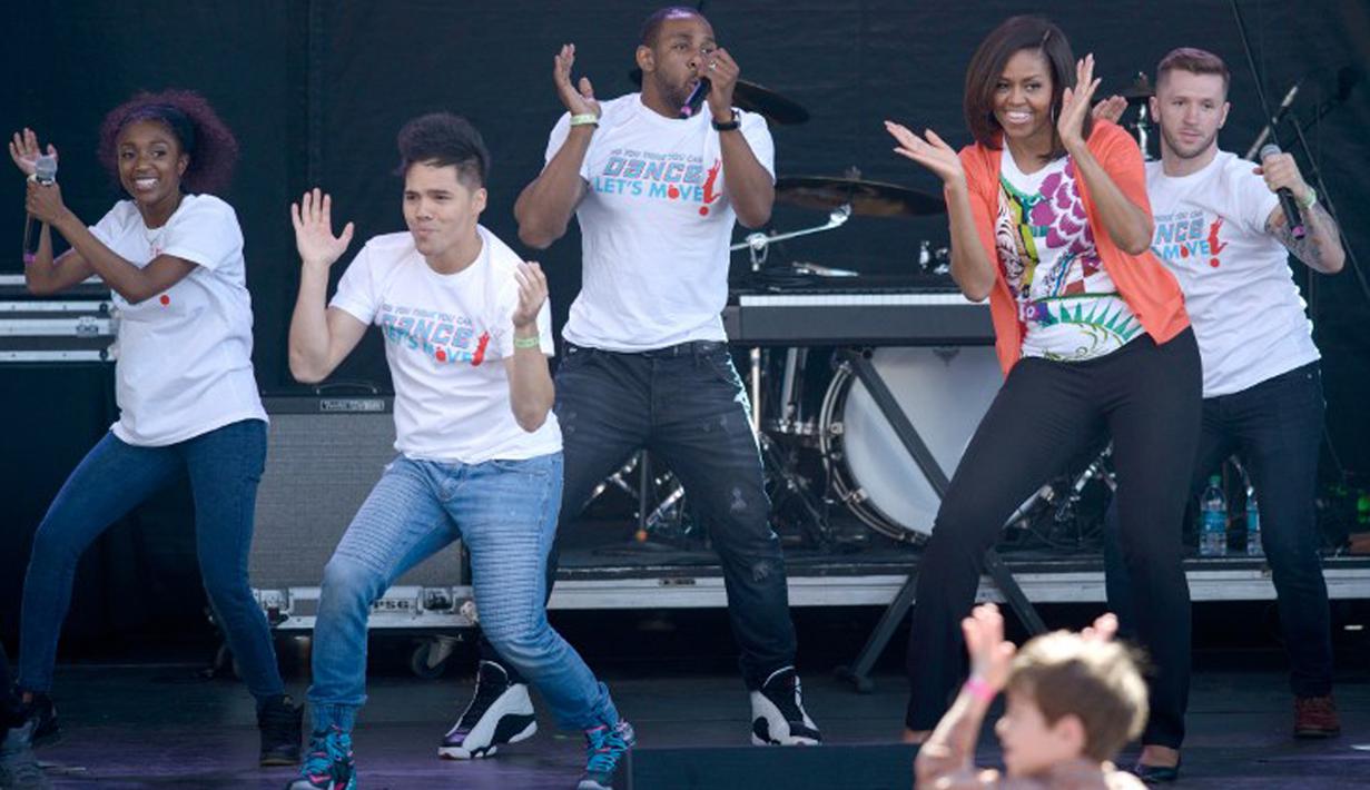 Ibu negara Amerika Serikat, Michelle Obama saat menari dalam acara Easter Egg Roll yang diadakan di Gedung Putih, Senin (6/4/2015). (AFP PHOTO/Brendan SMIALOWSKI) 