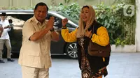 Mengenakan baju batik coklat dibalut dengan jaket bernuansa kuning, Yenny Wahid tersenyum saat tiba di kediaman Ketua Umum DPP Partai Gerindra Prabowo Subianto. (Liputan6.com/Johan Tallo)