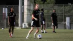 Pemain Timnas Indonesia, Isa Guusje Warps melakukan latihan jelang laga Kualifikasi Piala Asia 2026 yang berlangsung di lapangan latih Jakarta International Stadium (JIS), Jakrata Utara, Jumat (20/06/2025). (Bola.com/Bagaskara Lazuardi)