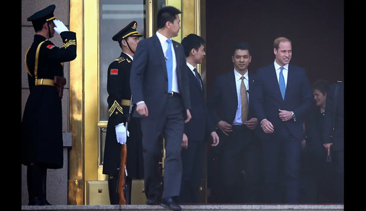 Pangeran William (kanan) meninggalkan Balai Agung Rakyat setelah bertemu Presiden China Xi Jinping, Beijing, China, (2/3/2015). Kedatangan Pangeran William untuk membina hubungan diplomatik antar kedua negara.  (Reuters/Feng Li)