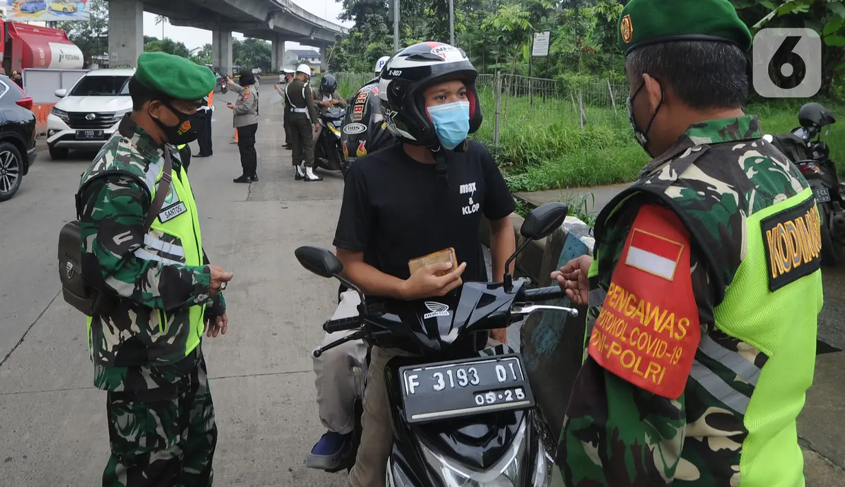Petugas gabungan memberhentikan pengendara motor berpelat ganjil di Perempatan Yasmin, Kota Bogor, Sabtu (6/2/2021). Pemkot Bogor mulai menerapkan kebijakan ganjil-genap setiap akhir pekan untuk mengurangi mobilitas warga di tengah meningkatnya kasus positif COVID-19. (merdeka.com/Arie Basuki)