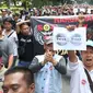 Sejumlah demonstran membawa poster saat menggelar aksi di depan Kantor Kementrian Perhubungan, Jakarta Pusat, Senin (29/1). Permenhub tersebut  soal Kendaraan Bermotor Umum Tidak Dalam Trayek. (Liputan6.com/Angga Yuniar)