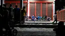 Pemuda mengikuti gladi bersih tari Rapa'i Geleng, menggunakan rebana tradisional, di desa ekowisata Nusa di Lhoknga, provinsi Aceh (31/8/2021). (AFP/Chaideer Mahyuddin)