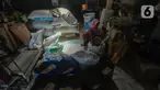 Warga melakukan penggilingan padi di kawasan Ciampea, Bogor, Selasa (20/2/2024). (merdeka.com/Arie Basuki)