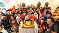 Head of Xiaomi South Pacific Region and Xiaomi Indonesia Country Manager Steven Shi berfoto bersama Mi Fans di Mi Fan Festival di Mi Store Roxy (Foto: Xiaomi Indonesia)