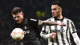 Bek Freiburg, Lukas Kubler berebut bola dengan gelandang Juventus, Filip Kostic dalam laga leg pertama babak 16 besar Liga Europa 2022-2023 di Allianz Stadium, Jumat (10/3/2023) dini hari WIB. Freiburg jelas membuat Juve kesulitan di pertandingan kali ini. (Marco Alpozzi/LaPresse via AP)