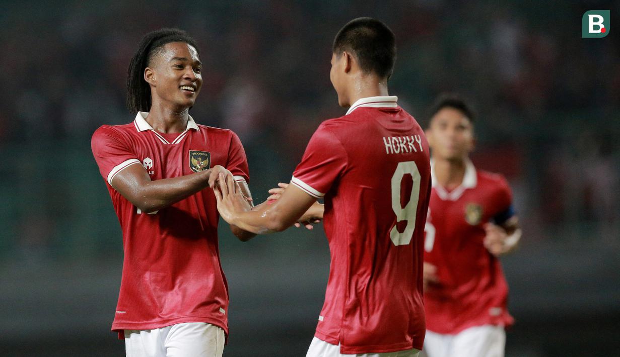 Timnas Indonesia U-19 berhasil memetik kemenangan telak 7-0 atas Brunei Darussalam di matchday kedua Grup A Piala AFF U-19 2022 di Stadion Patriot Candrabhaga, Bekasi, Senin (4/7/2022). Bintang kemenangan Timnas Indonesia U-19 tidak lain adalah Hokky Caraka yang mencetak 3 gol. Sementara 4 gol lainnya dicetak oleh Arkhan Fikri (2 gol), dan masing-masing satu gol oleh Ronaldo Kwateh dan Alfriyanto Nico. (Bola.com/M. Iqbal Ichsan)