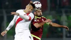 Duel panas terjadi antara Peru melawan Venezuela pada laga lanjutan Grup C Copa Amerika 2015 di Estadio Elías Figueroa, Chile, Kamis (18/6/2015). Peru menang 1-0 atas Venezuela. (REUTERS/David Mercado)