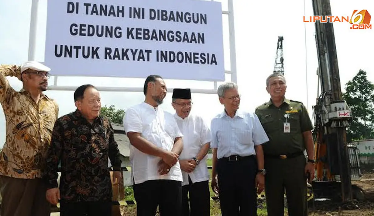 Diantara tokoh yang hadir, nampak Budayawan,Taufik Ismail mengenakan kopiah hitam. (Liputan6.com/Herman Zakharia)