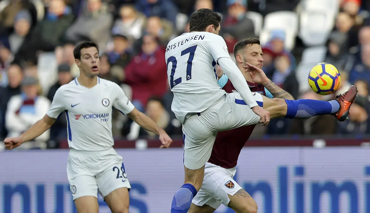 Bek Chelsea, Andreas Christensen, menghadang bola dari gelandang West Ham United, Marko Arnautovic, pada laga Premier League di Stadion London, Sabtu (10/12/2017). Chelsea Takluk 0-1 dari West Ham United. (AP/Alastair Grant)