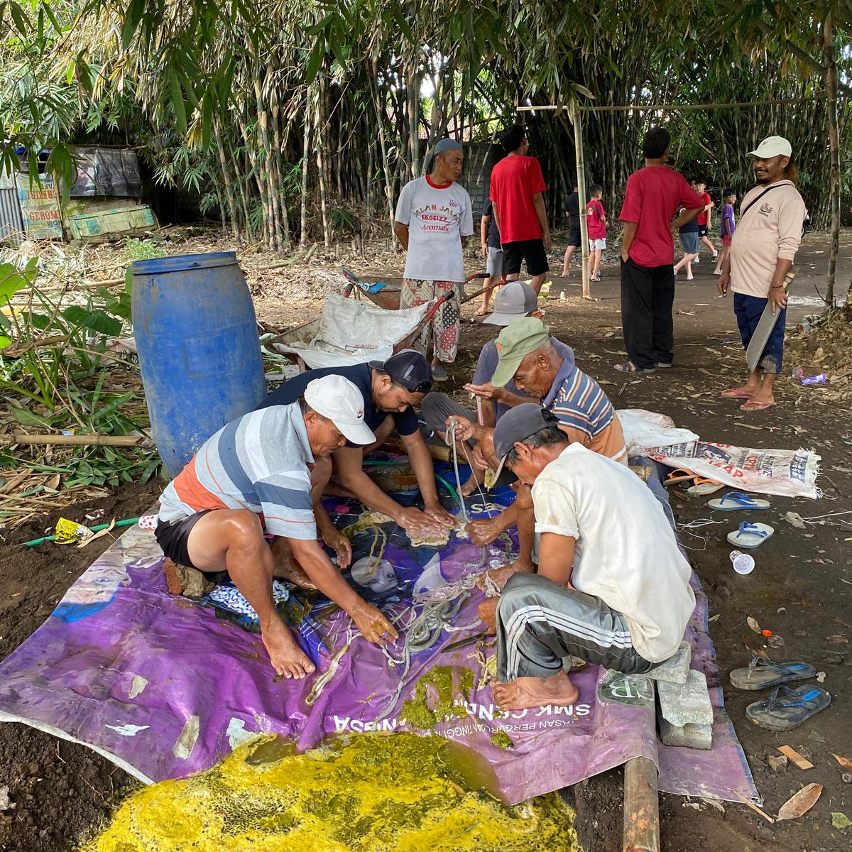 Ilustrasi Prosesi Pembersihan Jeroan Daging Hewan Kurban dalam Momen Perayaan Idul Adha