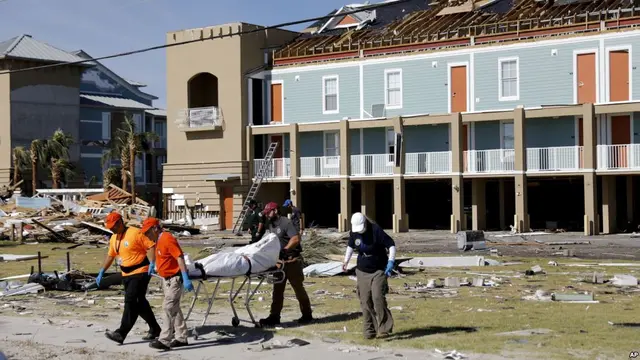 Petugas mengevakuasi korban tewas akibat Badai Michael di Florida (13/10) (AP PHOTO)