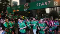 Peserta mengikuti lomba lari Milo Jakarta International 10K di kawasan Epicentrum, Jakarta, Minggu (15/7). Ajang lomba lari 10 Kilometer ini diikuti 16.000 peserta yang terbagi menjadi tiga kategori Open, Closed, dan Pelajar. (Liputan6.com/Faizal Fanani)