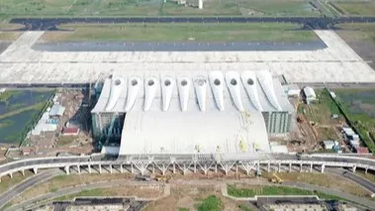 Latar belakang saat itu sendiri, dikarenakan Jawa Barat harus ada bandara baru mengingat jumlah penduduk Jawa Barat yang sudah menyentuh 37 juta di awal tahun 2000-an.