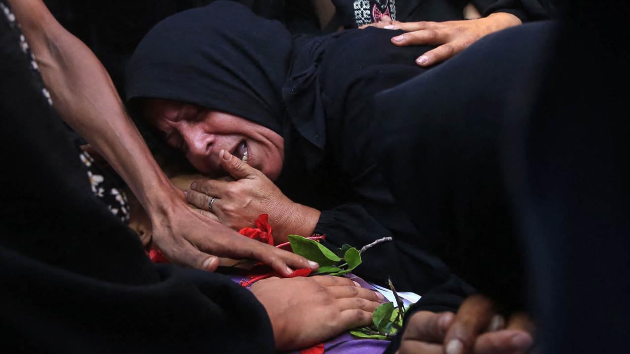 FOTO: Ratapan Pilu di Gaza, Serangan Dekat Pusat Bantuan Tewaskan Puluhan Warga Palestina