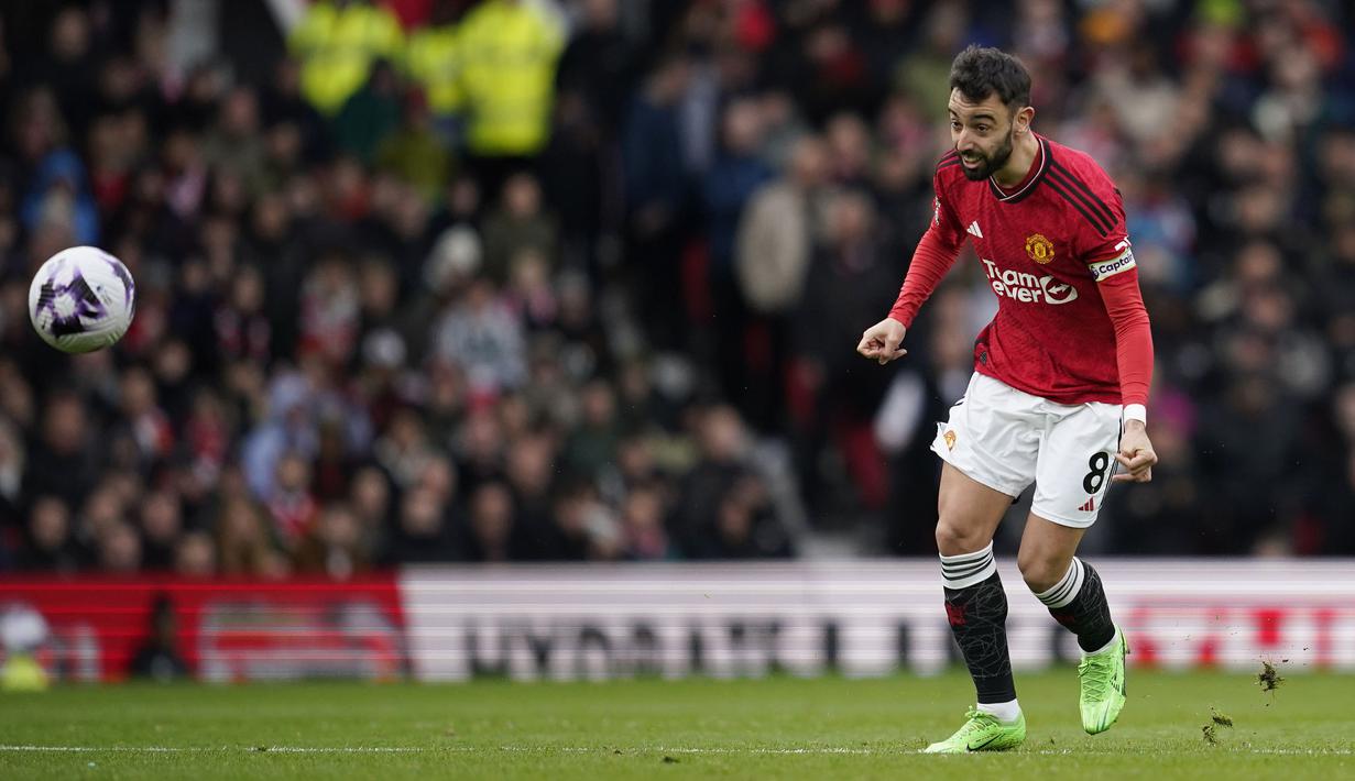 Gelandang Manchester United, Bruno Fernandes melepaskan tendangan jarak jauh yang menghasilkan gol penyeimbang 1-1 ke gawang Liverpool pada laga pekan ke-32 Premier League 2023/2024 di Old Trafford Stadium, Manchester, Minggu (7/4/2024). (AP Photo/Dave Thompson)