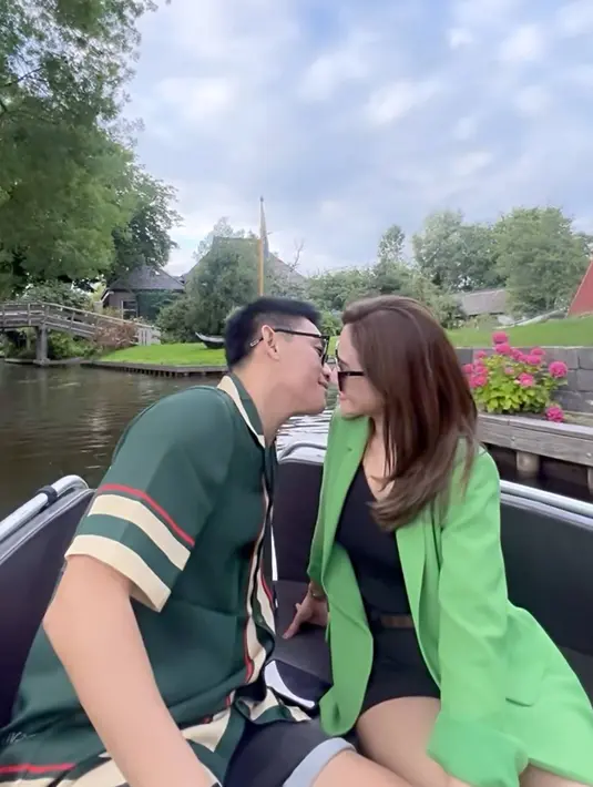 Naik perahu di sebuah sungai di Belanda, Ifan dan Citra Monica yang sama-sama mengenakan busana bernuansa hijau ini tampil bergitu mesra nan romantis. Momen seperti ini tentu menjadi salah satu kenangan indah saat liburan bersama yang harus diabadikan. (Liputan6.com/IG/@ifanseventeen)