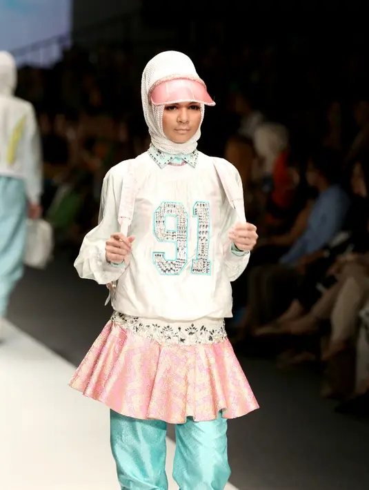 'Ini (Sportswear) jadi inspirasi dan tema besar yang aku perkenalkan. Jadi ada swaetshirt berbahan tenun juga, di bagian depannya ada angka 91. Payet tetap ada, roknya aku kasih rok tutu di atas celana panjang," tandas Dian. (Andy Masela/Bintang.com)
