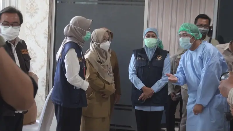 Gubernur Jatim Khofifah Indar Parawansa meninjau vaksinasi di Mojokerto. (Ist)
