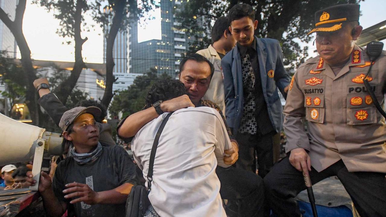 FOTO: Mensesneg Nangis dan Peluk Mahasiswa Aksi Indonesia Gelap di Patung Kuda
