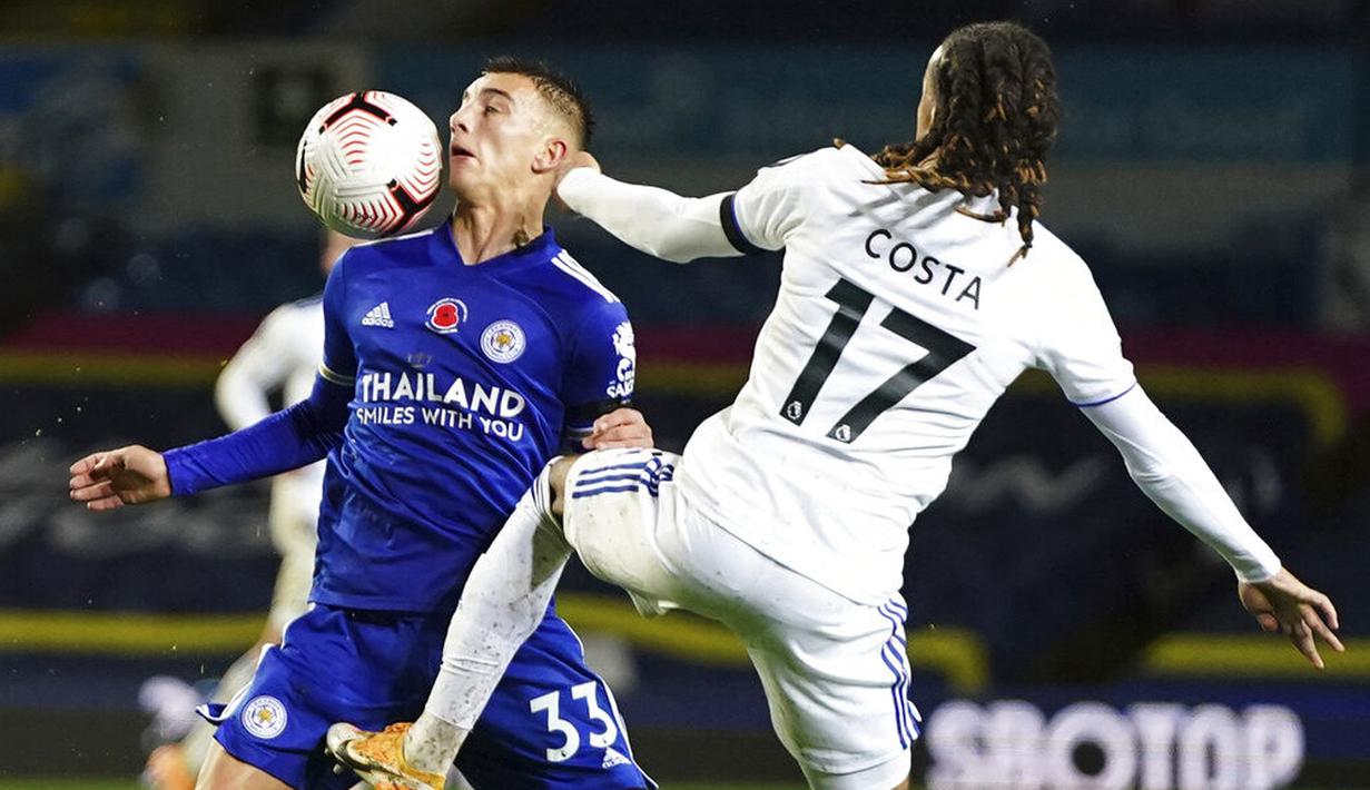 Pemain Leicester City, Luke Thomas, berebut bola dengan pemain Leeds United, Helder Costa, pada laga Liga Inggris di Stadion Elland Road, Senin (2/11/2020). Leicester City menang dengan skor 4-1. (AP/Jon Super)