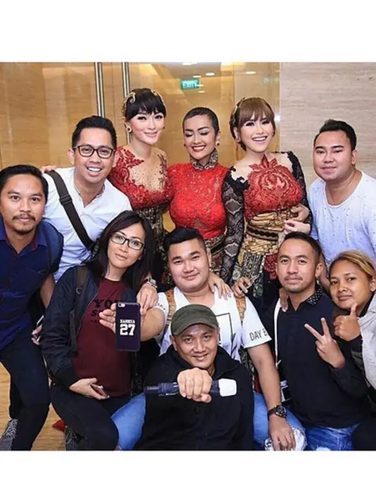 Zaskia Gotik, menuliskan ucapan selamat jalan dan doa untuk Jupe. “Selamat jalan YULIA RAHMAWATI mak udah gk ngerasain sakit lagi ♥️,love u mak ,kami semua ikhlas mak bahagia di surga Allah swt amin Ya Allah,” tulisnya. (Instagram/zaskia_gotix)