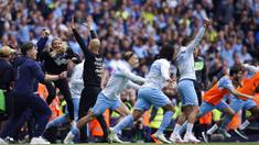 Para pemain Manchester City melakukan selebrasi usai menjuarai Liga Inggris 2021 / 2022 di Stadion Etihad, Minggu (23/5/2022). (AP/Dave Thompson)