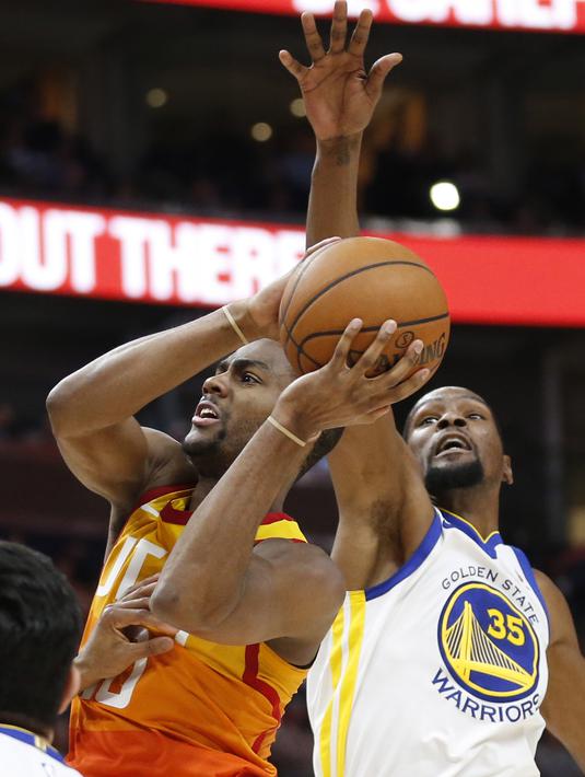 Pemain Utah Jazz, Alec Burks (kiri) berusaha melewati pemain adangan Warriors, Kevin Durant (35) pada lanjutan NBA basketball game di Vivint Smart Home Arena, Salt Lake City, (30/1/2018). Utah menang 129-99. (AP/Rick Bowmer)