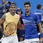 Rafael Nadal dan Novak Djokovic berpose sebelum final Australia Terbuka 2019, Minggu (27/1/2019). (AP Photo/Aaron Favila)