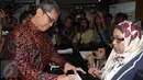 Ketua Pansus Laporan Hasil Pemeriksaan BPK RI, Triwisaksana (kiri) saat mengisi daftar tamu di gedung KPK, Jakarta, (30/10/2015). Kedatangan Pansus LHP BPK untuk laporkan hasil audit anggaran DKI tahun 2014. (Liputan6.com/Helmi Afandi)