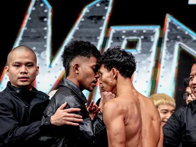 Petarung utama di Byon Madness Vol. 3, Nelson (kiri) dan Dewa Aji (kanan) sudah panas saat sesi timbang badan dan konferensi pers yang belangsung di Studio 6 Emtek Cit pada Sabtu (27/2/2026) pagi hari WIB. Bola.com/Nur Iman Ali)