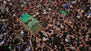 Umat Syiah Irak membawa peti jenazah saat memperingati wafatnya Imam Musa al-Kadhim di Kadhimiya, Irak (12/4). Ribuan peziarah mendatangi tempat tersebut untuk memperingati wafatnya Musa al-Kadhim. (AFP Photo/Ahmad Al-Rubaye)