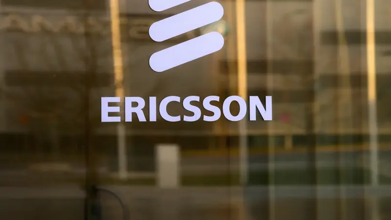 Logo Ericsson di kantor pusatnya di Stockholm, Swedia