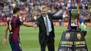 Xavi Hernandez menerima penghormatan untuk mengangkat trofi juara. Ini merupakan partai terakhir Xavi bersama Barcelona di Camp Nou (AFP PHOTO / LLUIS GENE)