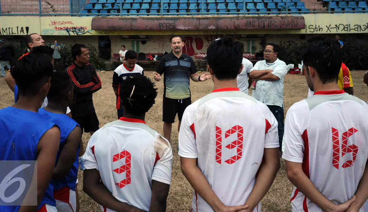 Pelatih Persipasi Bandung Raya (PBR), Dejan Antonic (tengah) melakukan evaluasi usai laga ujicoba dengan Villa 2000 di Stadion Lebak Bulus Jakarta, Sabtu (22/8/2015). PBR unggul 1-0 atas Villa 2000. (Liputan6.com/Helmi Fithriansyah)