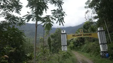 Foto yang diambil pada 20 Desember 2015 menunjukkan Gapura selamat datang di Desa Bone-Bone, Enrekang, Sulawesi Selatan. Sejak Tahun 2000, desa ini dinyatakan sebagai desa pertama di dunia yang bebas dari asap rokok. (Cening Unru/AFP)